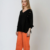 Bluză din in cu nasturi decorativi și decolteu în V negru