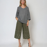 Bluză din in cu nasturi decorativi și decolteu în V gri