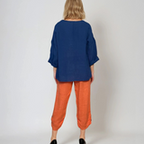 Bluză din in cu nasturi decorativi și decolteu în V albastru