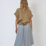 Tricou cu flori brodate și șiret în talie beige