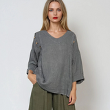 Bluză din in cu nasturi decorativi și decolteu în V gri