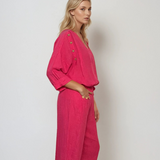 Bluză din in cu nasturi decorativi și decolteu în V ciclam