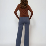 Jachetă basic cu decolteu ?i nasturi maro