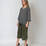 Bluză din in cu nasturi decorativi și decolteu în V gri