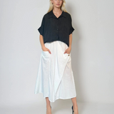 Fustă midi cu buzunare și nasture alb