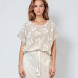 Tricou cu flori brodate și șiret în talie crem