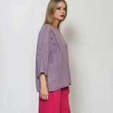 Bluză din in cu nasturi decorativi și decolteu în V lila