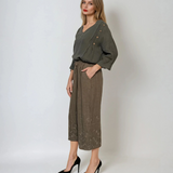 Pantaloni 3/4 din in cu broderie florală și buzunare grej