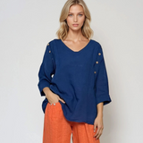 Bluză din in cu nasturi decorativi și decolteu în V albastru