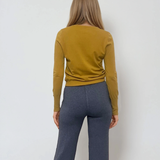 Pulover en-coeur cu nasturi pe mâneci mustar