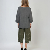 Bluză din in cu nasturi decorativi și decolteu în V gri