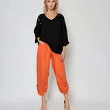 Bluză din in cu nasturi decorativi și decolteu în V negru