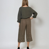 Pantaloni 3/4 din in cu broderie florală și buzunare grej