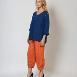 Bluză din in cu nasturi decorativi și decolteu în V albastru