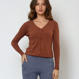 Jachetă basic cu decolteu ?i nasturi maro