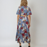 Rochie lunga cu volan centura in talie si print floral albastru