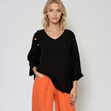 Bluză din in cu nasturi decorativi și decolteu în V negru