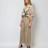 Pantaloni evazați cu fermoar și buzunare beige