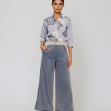 Cămașă cu dungi și flori croșetate bleu