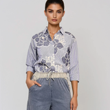 Cămașă cu dungi și flori croșetate bleu