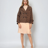 Jachetă scurtă cu nasturi mari si imprimeu animal-print