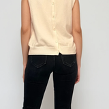 Vestă pe gât cu nasturi decorativi crem