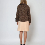 Jachetă scurtă cu nasturi mari si imprimeu animal-print