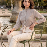 Cămașă elegantă cu dungi subțiri și volănaș la guler beige