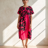 Rochie cu mânecă scurtă și print frunze ciclam