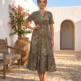 Rochie lungă cu imprimeu floral, decolteu petrecut și volane kaki