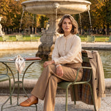 Cămașă elegantă cu dungi subțiri și volănaș la guler crem
