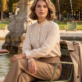 Cămașă elegantă cu dungi subțiri și volănaș la guler crem