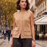 Vestă tricotată cu nasturi şi buzunare beige
