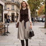 Vestă din tricot cu nasturi şi tiv în colţ maro