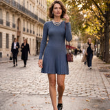 Rochie scurtă din tricot reiat cu fustă evazată albastru