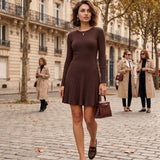 Rochie scurtă din tricot reiat cu fustă evazată maro