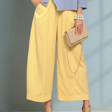 Pantaloni largi cu dungă și cordon galben