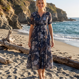 Rochie lungă cu imprimeu floral, decolteu petrecut și volane bleumarin