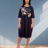 Rochie cu floare brodată în partea de sus negru-alb
