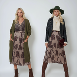 Rochie lungă cu imprimeu, decolteu adânc și plisată beige