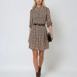 Rochie scurtă cu print geometric și guler lejer beige