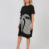 Rochie cu mânecă scurtă și dungi pe poale negru