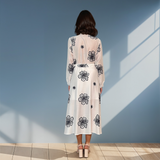 Rochie lungă brodată cu flori alb-bleumarin