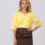 Bluză cu broderie și nasture galben PR915