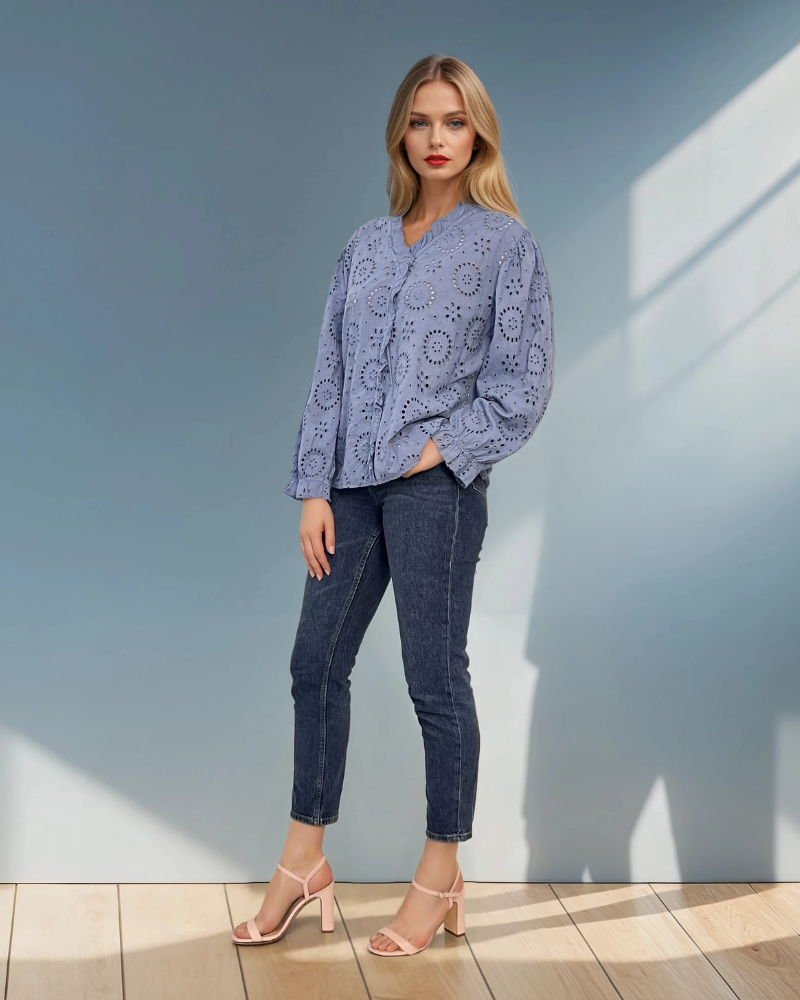 Bluză cu broderie spartă și volan la guler albastru-jeans 