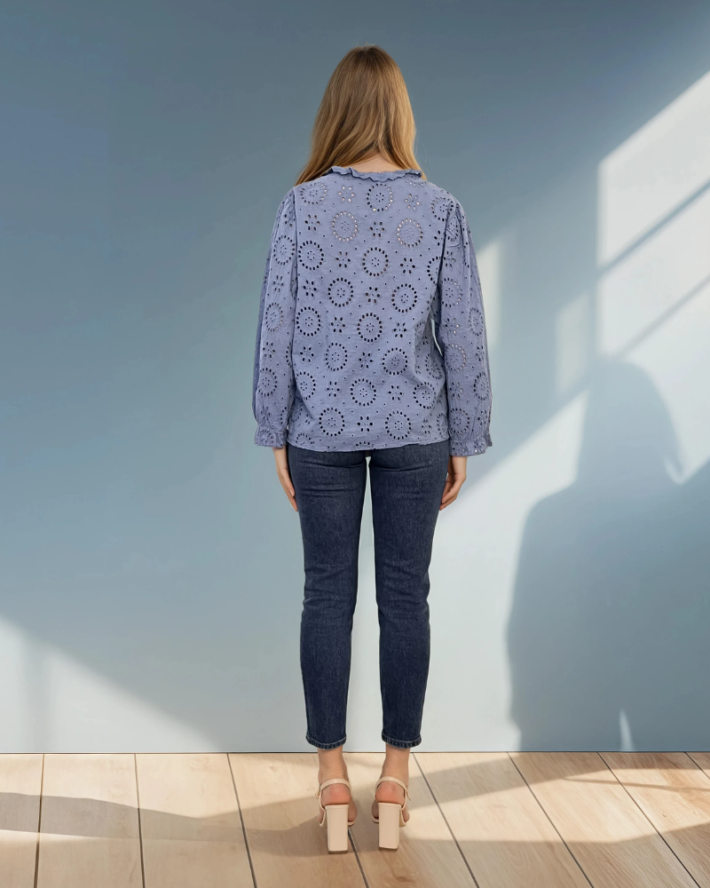 Bluză cu broderie spartă și volan la guler albastru-jeans 