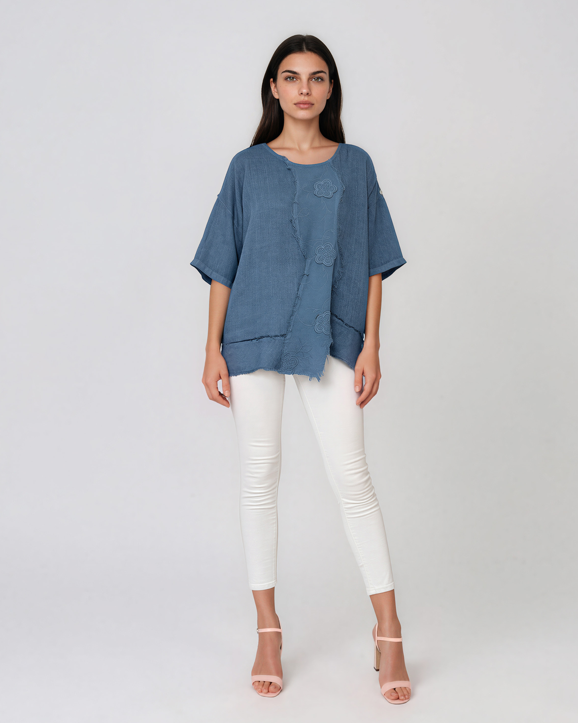 Bluză lejeră din in cu broderie florală și perforații la umeri albastru-jeans PR953