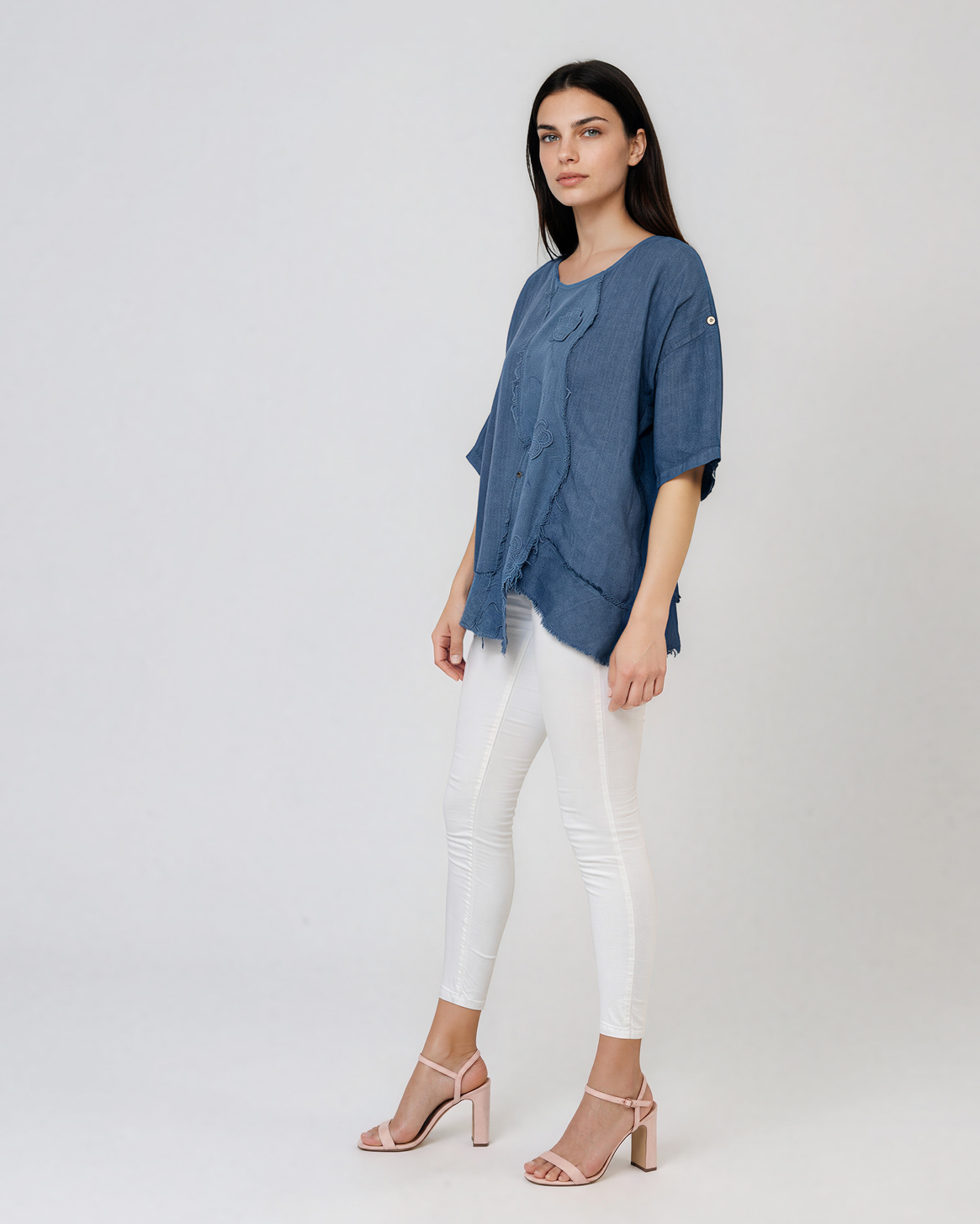 Bluză lejeră din in cu broderie florală și perforații la umeri albastru-jeans PR953