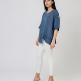 Bluză lejeră din in cu broderie florală și perforații la umeri albastru-jeans PR953