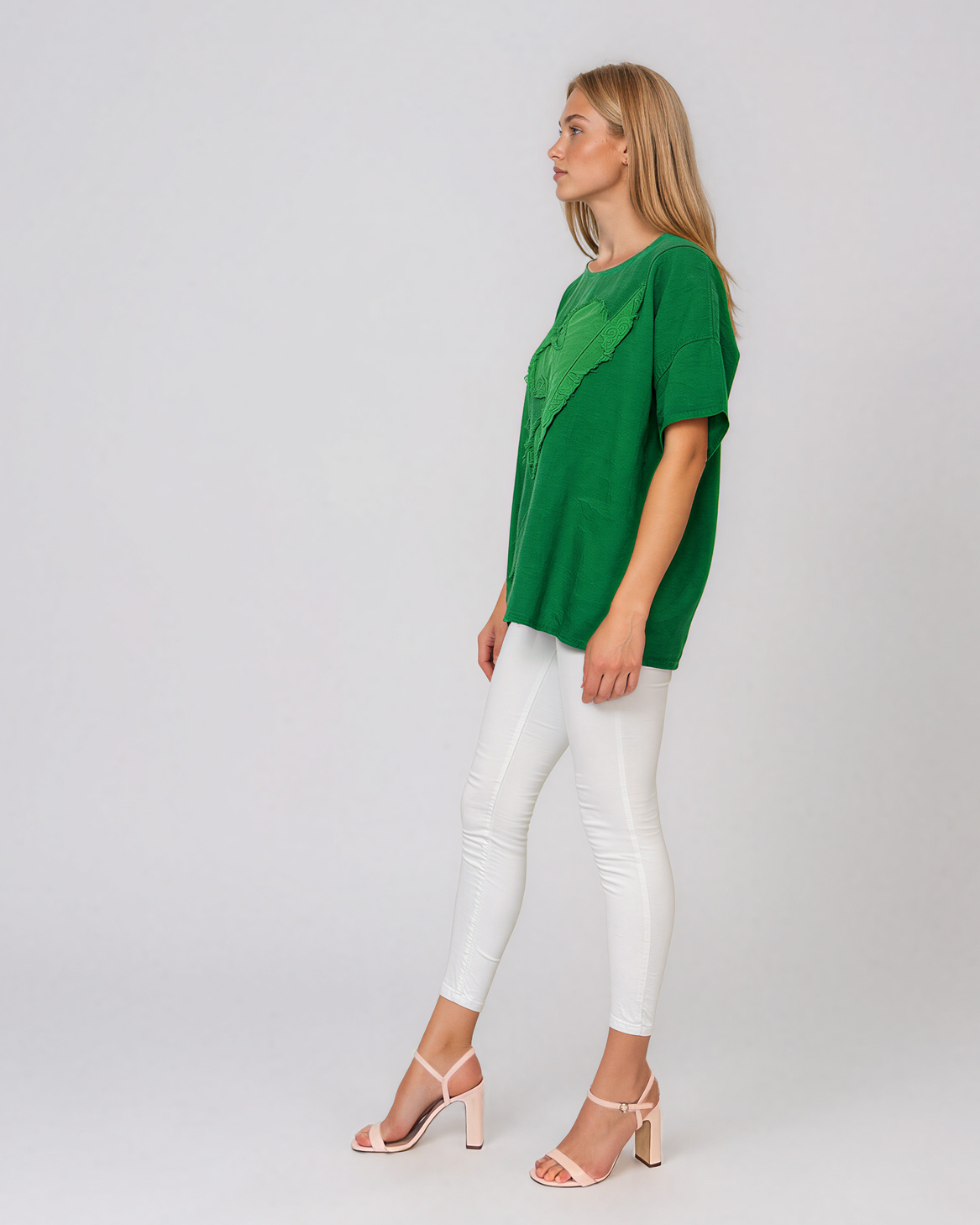 Bluză lejeră din in cu broderie florală și perforații la umeri verde PR953